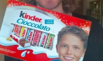 EVO KAKO DANAS IZGLEDA DEČAK SA KINDER ČOKOLADE! Izrastao u neverovatnog LEPOTANA, a evo kakve probleme je imao zbog nje! (FOTO)