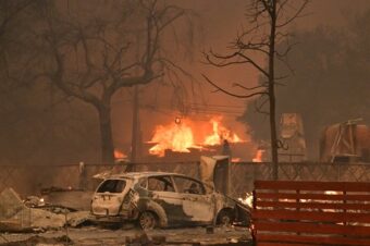 STRAVIČNE SCENE POŽARA U LOS ANĐELESU! Četiri aktivna požara, 400 hiljada kuća bez struje, izgorelo 10 hiljada hektara