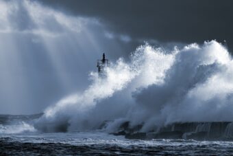 SNAŽNA PIJAVICA POGODILA NOVIGRAD! Vetar rušio stabla, kidao crepove sa krovova! Opšta panika među stanovništvom!