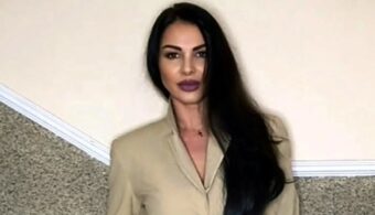 NASLONILA SE RUKAMA ZID I POKAZALA ČIME RASPOLAŽE! Tina Ivanović u hot izdanju obara sa nogu, gola leđa i izazovna poza mame na greh (FOTO)