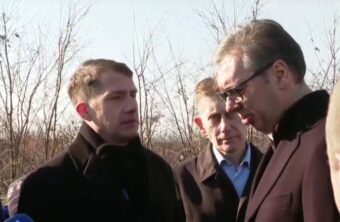 VUČIĆ U NOVOM KNEŽEVCU: Obilazi imanje Saše Pustinjaka, obećao pomoć države pčelarima i poljoprivrednicima (FOTO)