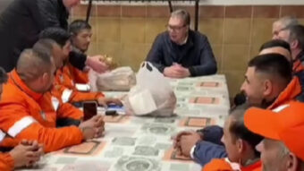 VUČIĆ VEČERAS POSETIO RADNIKE GRADSKE ČISTOĆE Ponosan i srećan što sam neko vreme mogao da provedem sa ovim divnim ljudima (VIDEO)
