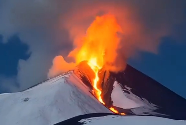 PANIKA ZBOG VULKANA ETNA: Nižu se jezivi snimci – vulkanolozi u strahu: “Kada dođe u dodir sa snegom…” (VIDEO)