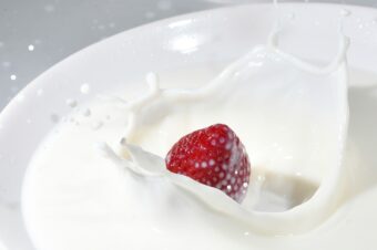 Svako jutro pije JOGURT uz kašiku ovog ZAČINA, tako je IZBUGILA 3 KILOGRAMA za MESEC dana!