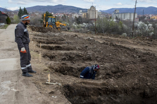 IZUZETNO UZNEMIRUJUĆE FOTOGRAFIJE: Iskopana grobna mesta za žrtve stravične tragedije u Makedoniji