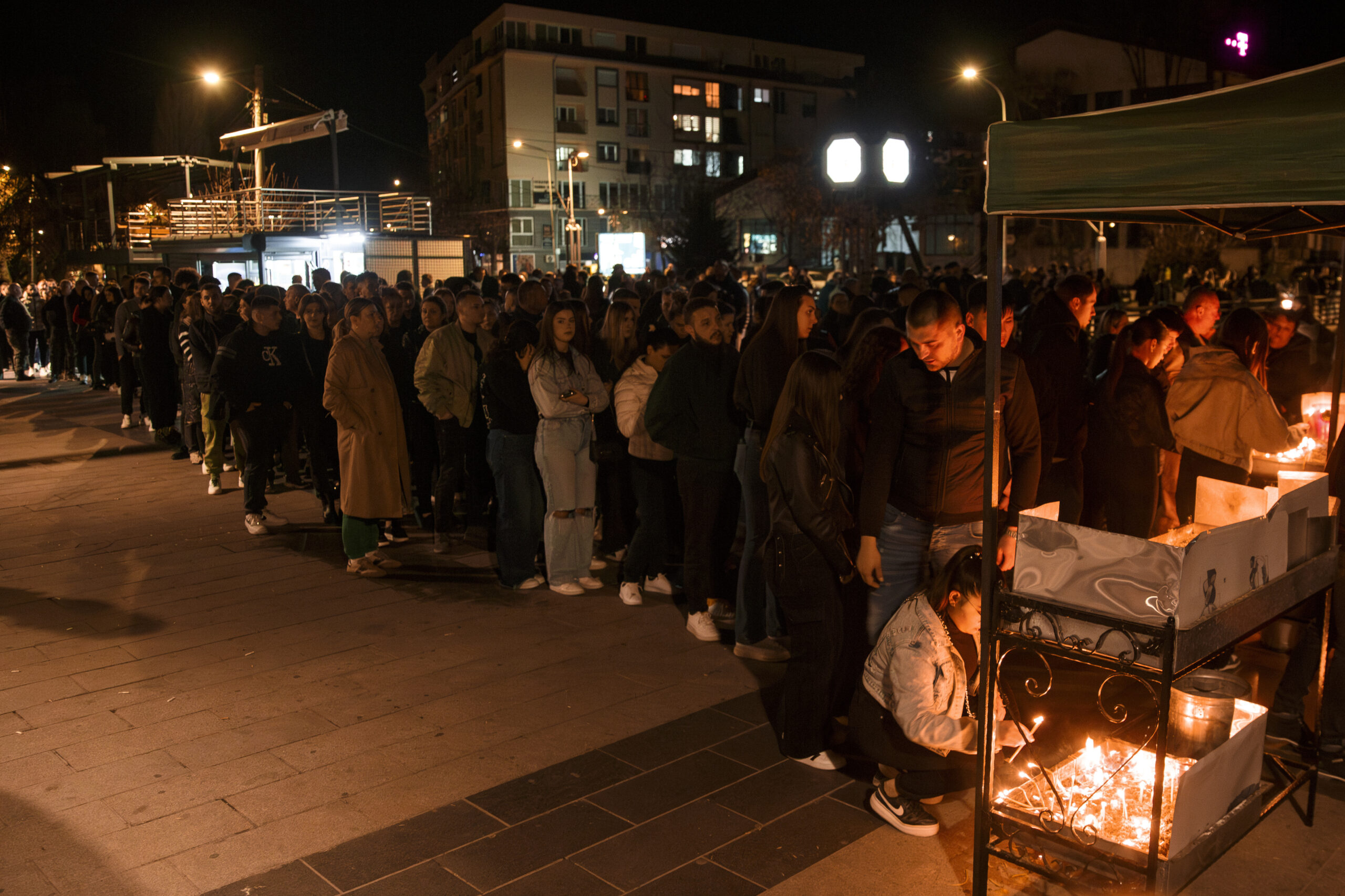 U Kočanima tuga i tišina! Građani pale sveće za nastradale u požaru! (foto)