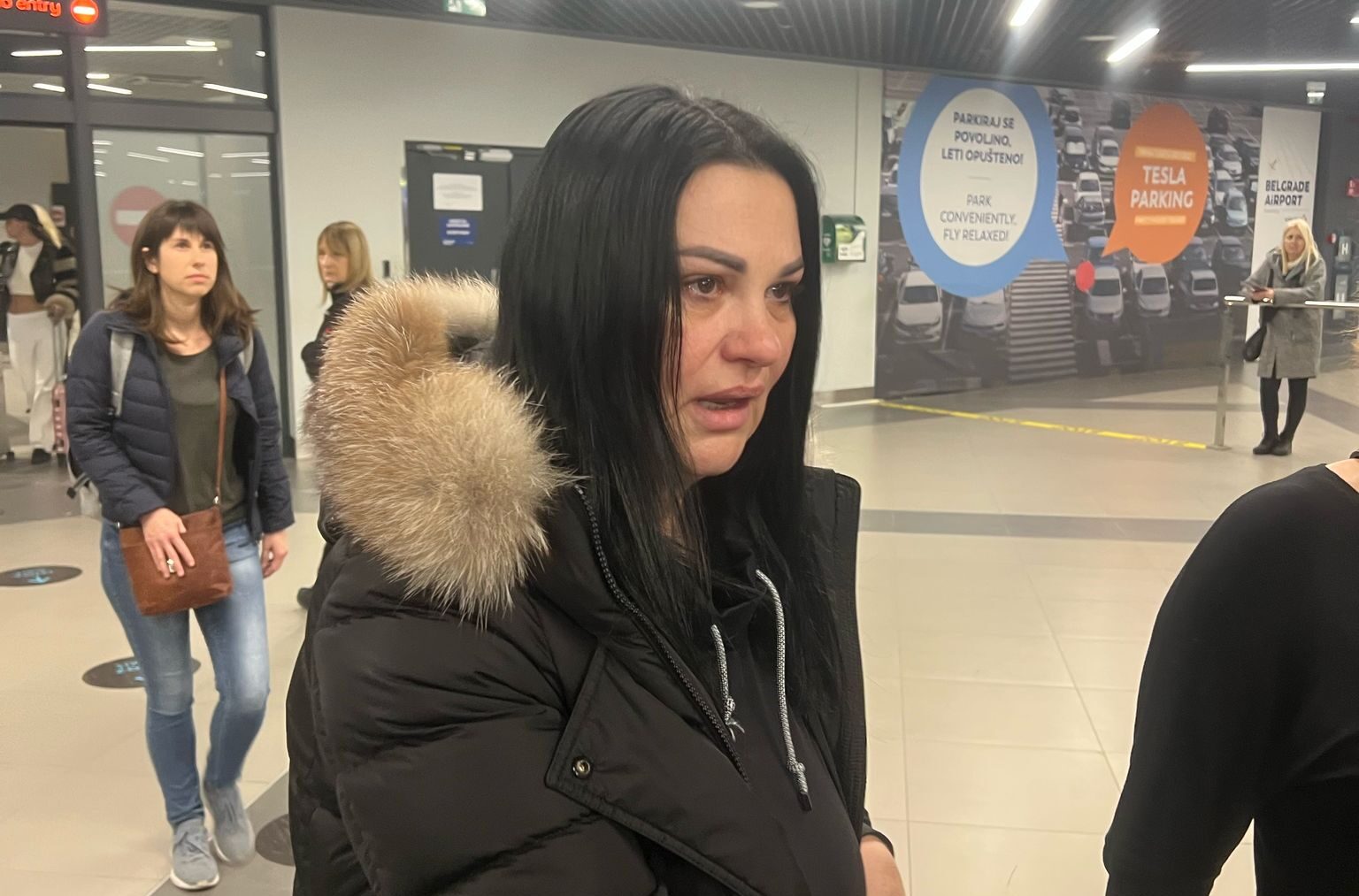 JANA NIKAD NERVOZNIJA IZJURILA SA AERODROMA! Bez trunke šminke ODBILA da razgovara sa SEDMOM SILOM, pogledajte u KAKVOM IZDANJU smo je ULOVILI!