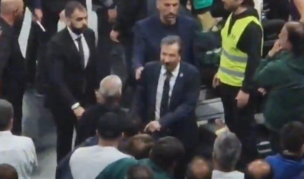 SKANDAL U OAKA ARENI! Trener se SUKOBIO s navijačima! (VIDEO)