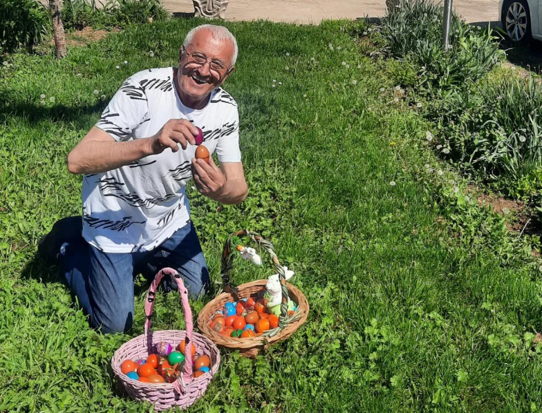 ERA OJDANIĆ POKAZAO SVOJE UMEĆE TUCANJA JAJIMA! Pevač u dvorištu svoje kuće pokazao kako proslavlja najradosniji hrišćanski praznik! (FOTO)