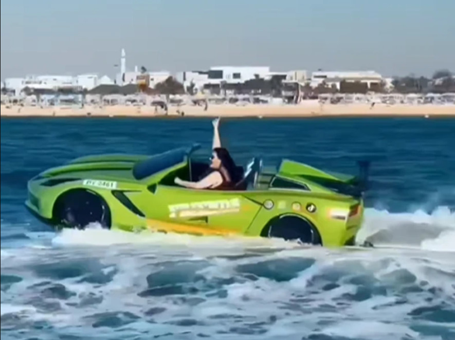 DRAGANA MIRKOVIĆ VOZI AUTO NA VODI! Pevačica probala vodene avanture, evo kako se provodi u Dubaiju! (FOTO)