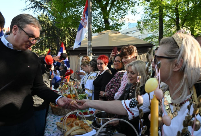 „DIVIM SE NAŠOJ HRABROJ, PRISTOJNOJ, DOBROJ DECI“ Vučić: Nadam se da ćemo imati dobru godinu do sledećeg Vaskrsa (FOTO)