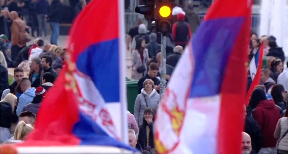 VELIKI BROJ LJUDI IZ SVIH KRAJEVA ZEMLJE NOĆAS I UJUTRO KREĆE ZA BEOGRAD! Dolaze na svenarodni skup da podrže Vučića i Srbiju – RUDARI STIŽU PEŠKE