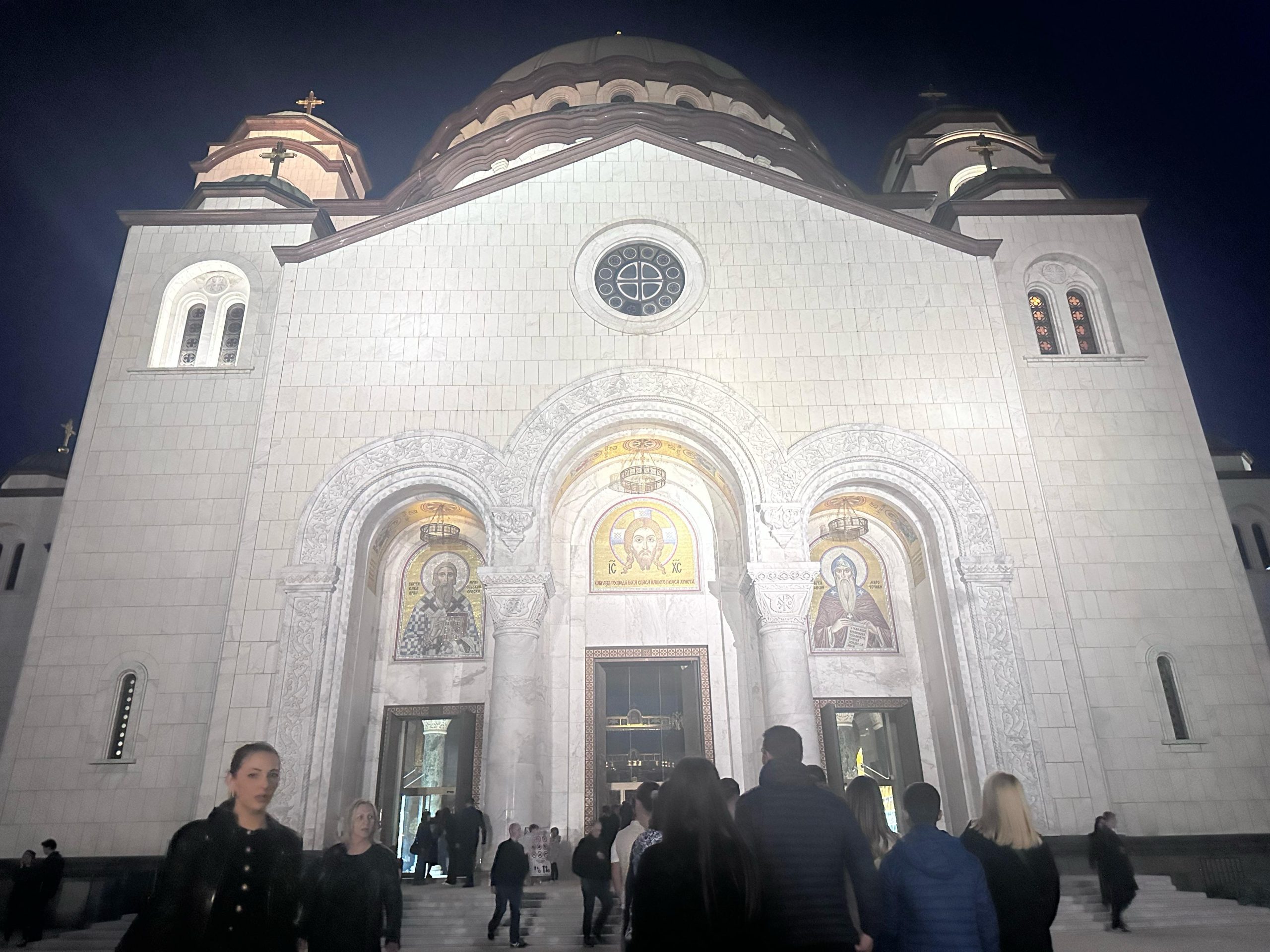 U HRAMU SVETOG SAVE IZNETA PLAŠTANICA! Veliki broj vernika čeka da celiva platno koje simbolizuje stradanje Isusa Hrista – TO MOŽETE URADITI SVE DO SUTRA UVEČE! (FOTO)