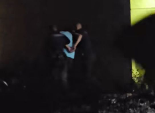 IZVOĐENJE UBICE NAKON MONSTRUOZNOG UBISTVA U NOVOM SADU! Pognute glave i sa lisicama izveden iz zgrade (VIDEO)
