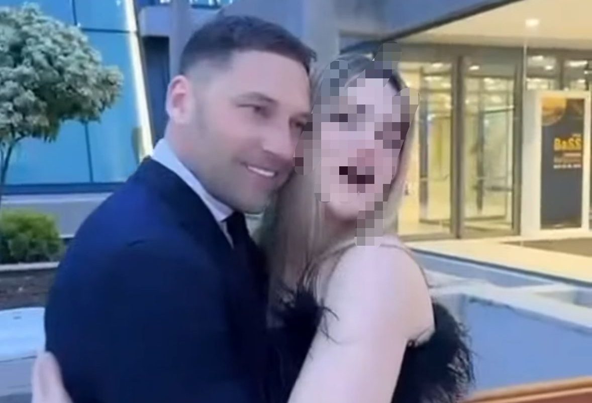DUŠKO TOŠIĆ U ZAGRLJAJU NASLEDNICE: Evo na kom događaju su se pojavili, sve oči UPRTE U NJIH! (FOTO)