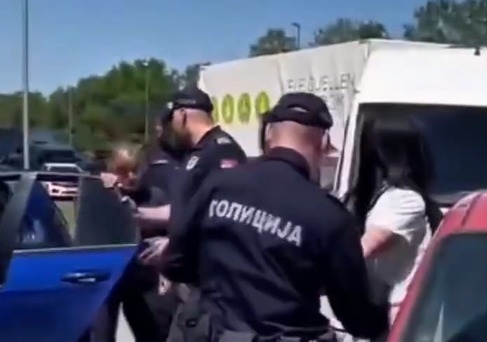 POJAVIO SE SNIMAK HAPŠENJA JOVANE NOVAKOVIĆ ŠMIZLE! Vređala policiju i FIZIČKI NAPALA SLUŽBENIKA (VIDEO)