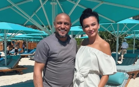 ANDREANA ČEKIĆ NA PLAŽI SA ROBERTOM KARLOSOM! Zagrlili se i ne skidaju osmeh sa lica, svuda luksuz oko njih (FOTO)
