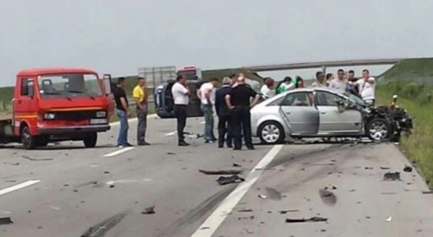 NAŠ PEVAČ IMAO JEZIV UDES! Automobil potpuno UNIŠTEN, stravične fotke lede krv u žilama!