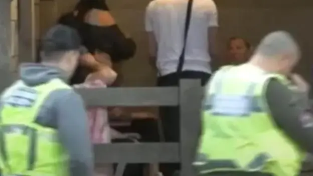 HOROR U RIJALITIJU! Zaleteo se u njega, pa ga nabo glavom