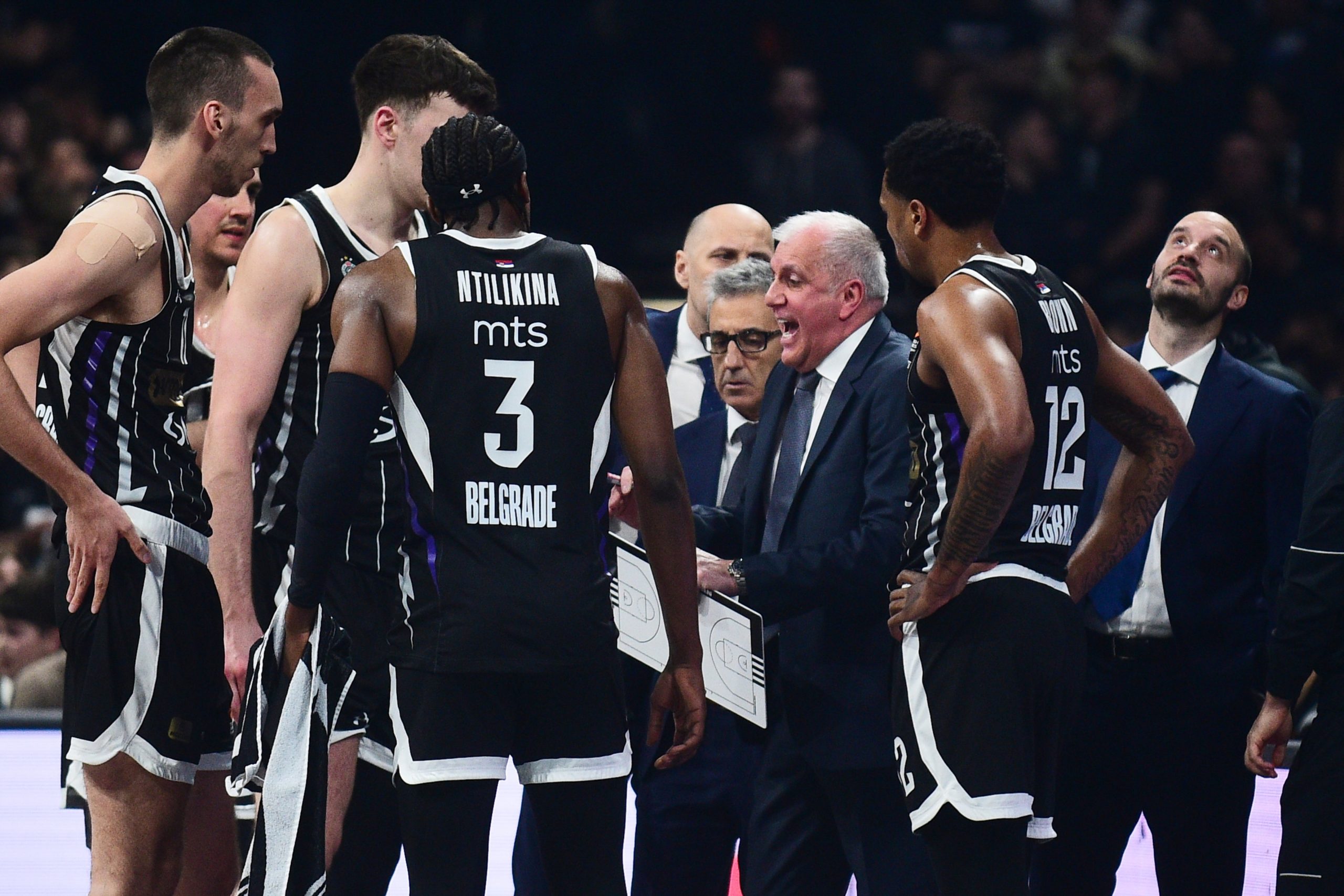 KK PARTIZAN PRETI MEDIJIMA! Crno-beli GUŠE slobodu govora!