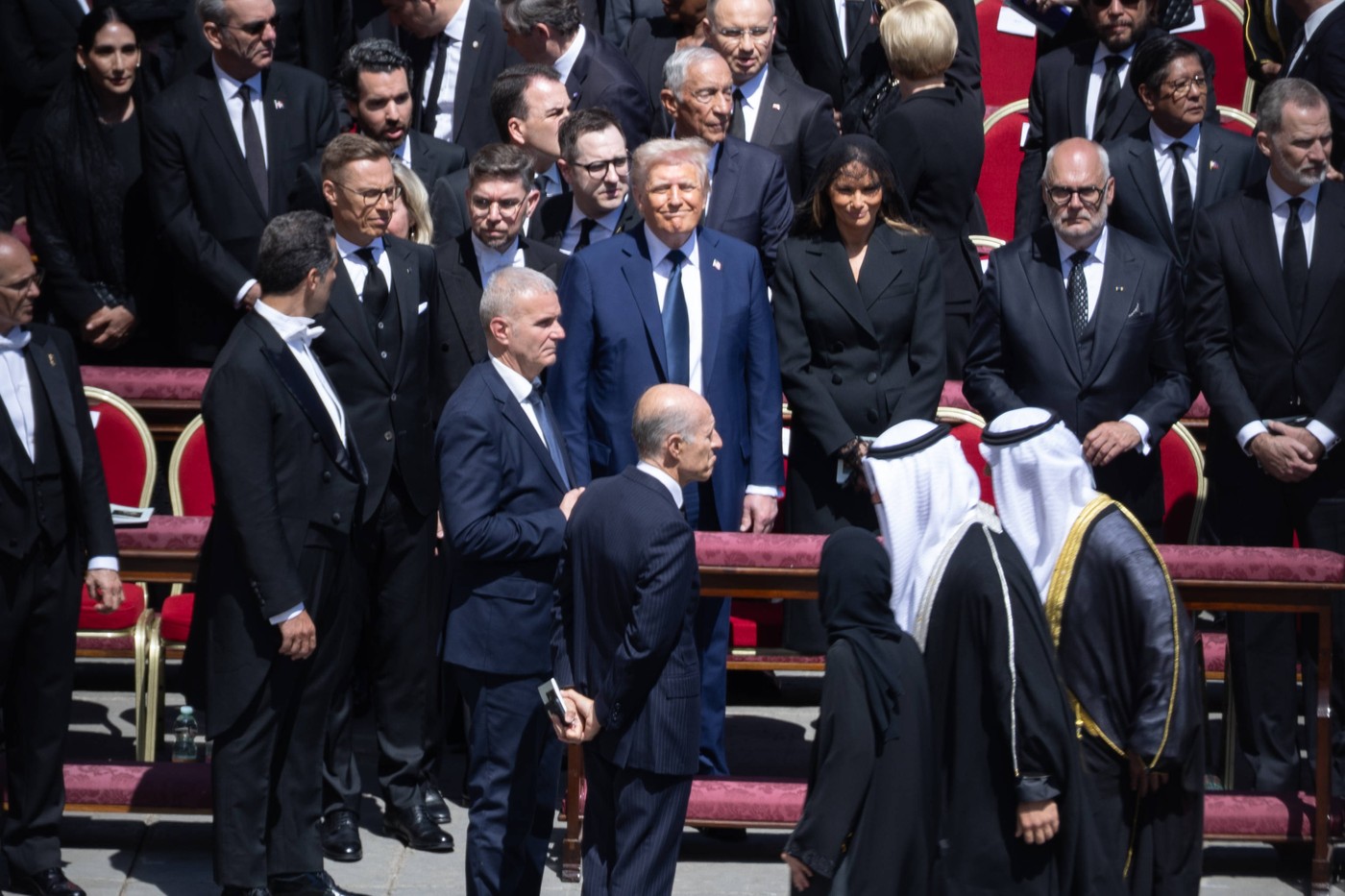 DONALD I MELANIJA TRAMP UMIRU OD SMEHA NA PAPINOJ SAHRANI! Na mrežama ih razapiću zbog ovog poteza (VIDEO)