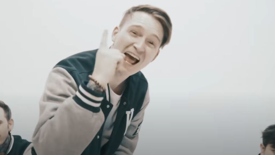 POZNATI PEVAČ UMRO U 32. GODINI Tragedija koja je POTRESLA SVET, iza sebe ostavio ženu i dete!