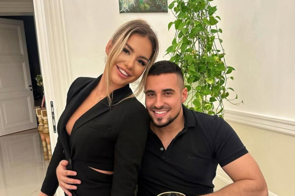 SUPRUGA SINA DRAGANE MIRKOVIĆ JE STARIJA OD NJEGA! Evo koliko godina je napunila Melani! (FOTO)