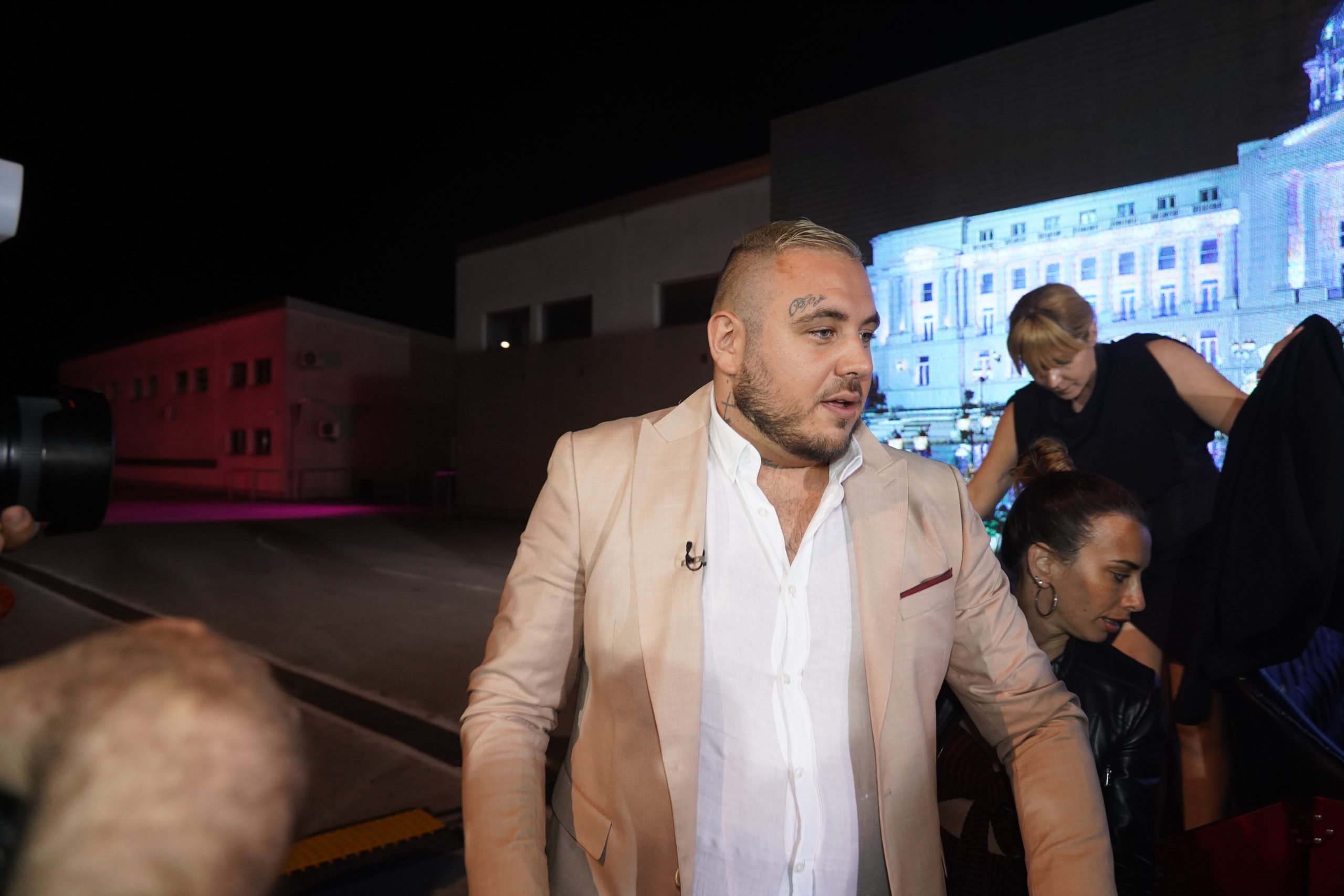 „FILIPA CARA JE STIGLA KARMA! IMA DETE SA POGREŠNOM OSOBOM! PLAĆAJU GA DA K*RA SRPKINJE!“ Stravične tvrdnje o rijaliti učesniku iznete u javnost!