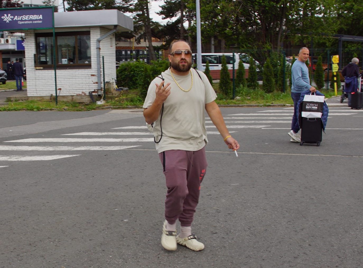 HAOS NA AERODROMU! Rasta NAPAO novinare, PSOVAO I URLAO, prolaznici NEMO GLEDAJU (FOTO)