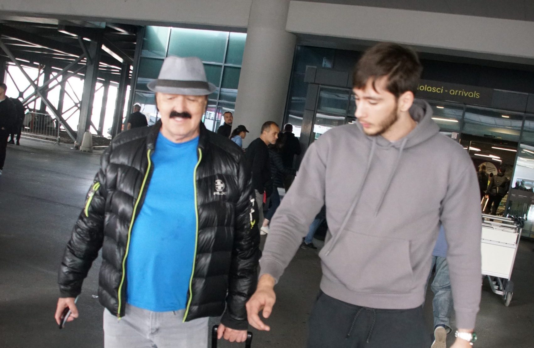 SIN MELINE I HARISA POKAZAO ZVERSKO TELO! Nabuđeni bicepsi u prvom planu, uslikan sa sestrom na luks lokaciji (FOTO)