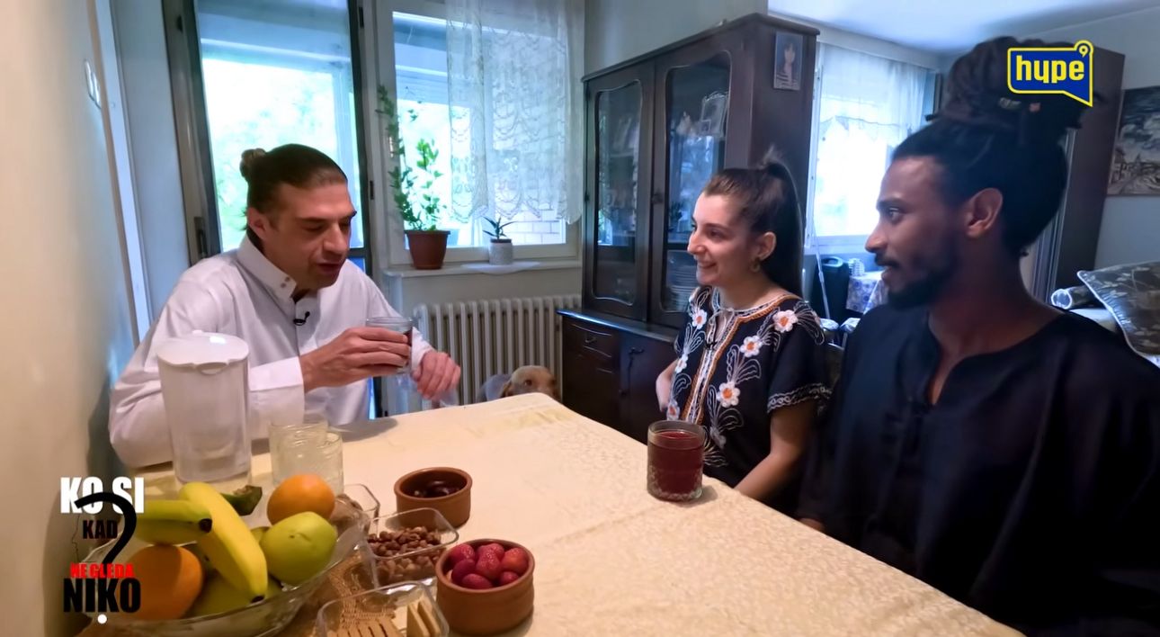 TikTok par Šika i Nina za Hype pripremali faraonski napitak od hibiskusa