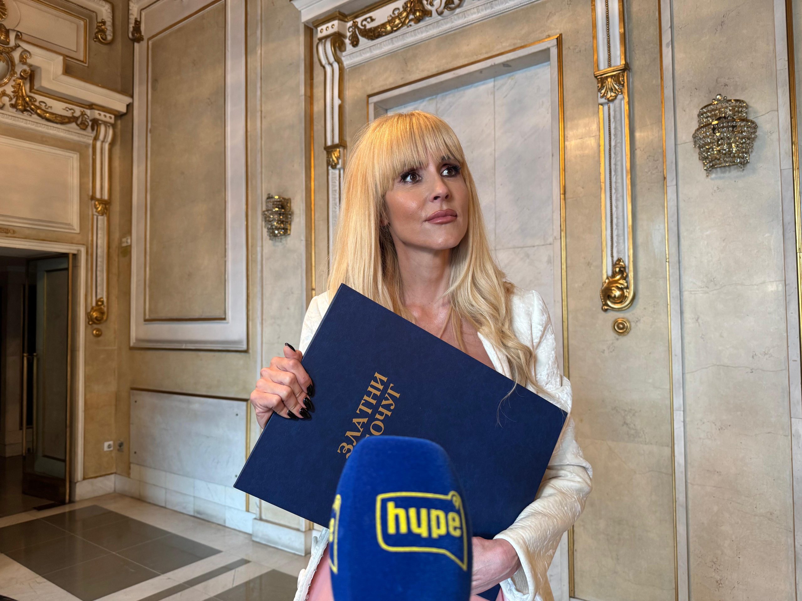 “VELIKA MI JE ČAST ŠTO SAM DOBILA BAŠ OVU NAGRADU” Iva Štrljić za Hype TV: Glumica potkačila kolege: “Svako može da…”