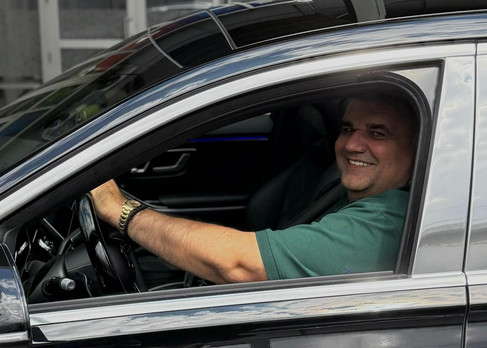 Saša Mirković ponosno pokazao novu “zver” iz voznog parka Hype Televizije: Stigao MERCEDES MAYBACH! (FOTO)