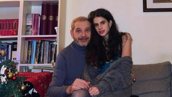 „OTAC I ĆERKA, A PO IZGLEDU MOŽDA I UNUKA“ Naš poznati glumac na meti užasnih komentara nakon što je oženio 32 godine mlađu koleginicu!