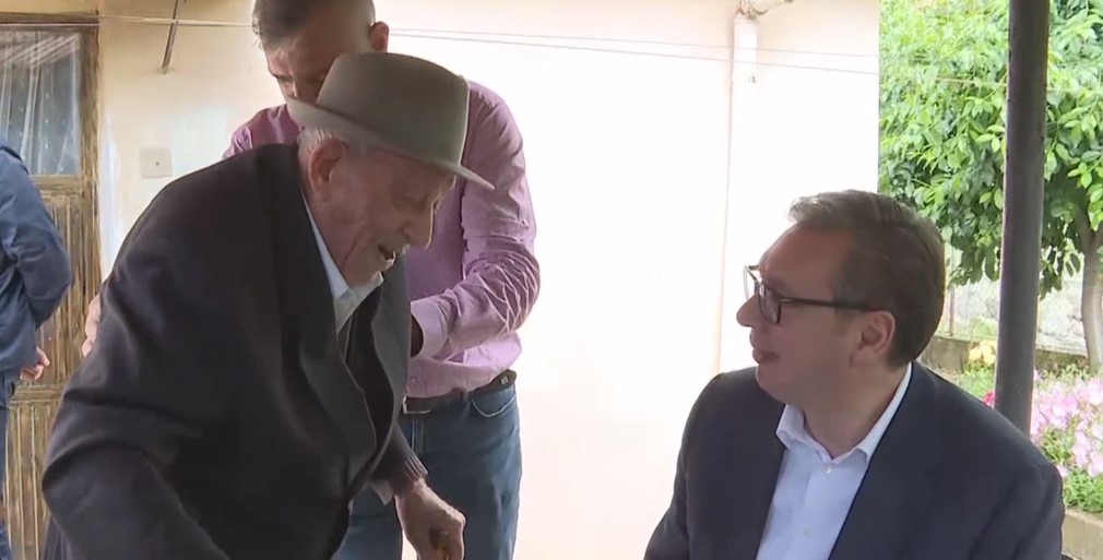PREDSEDNIK VUČIĆ POSETIO NAJSTARIJEG GRAĐANINA ZAJEČARA! Nikada nećete pogoditi koliko IMA GODINA (FOTO)