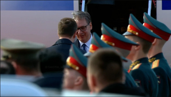 CRVENI TEPIH I POČASNA GARDA ZA VUČIĆA! Ruska televizija UŽIVO PRENOSILA doček srpskog predsednika na aerodromu u Moskvi!
