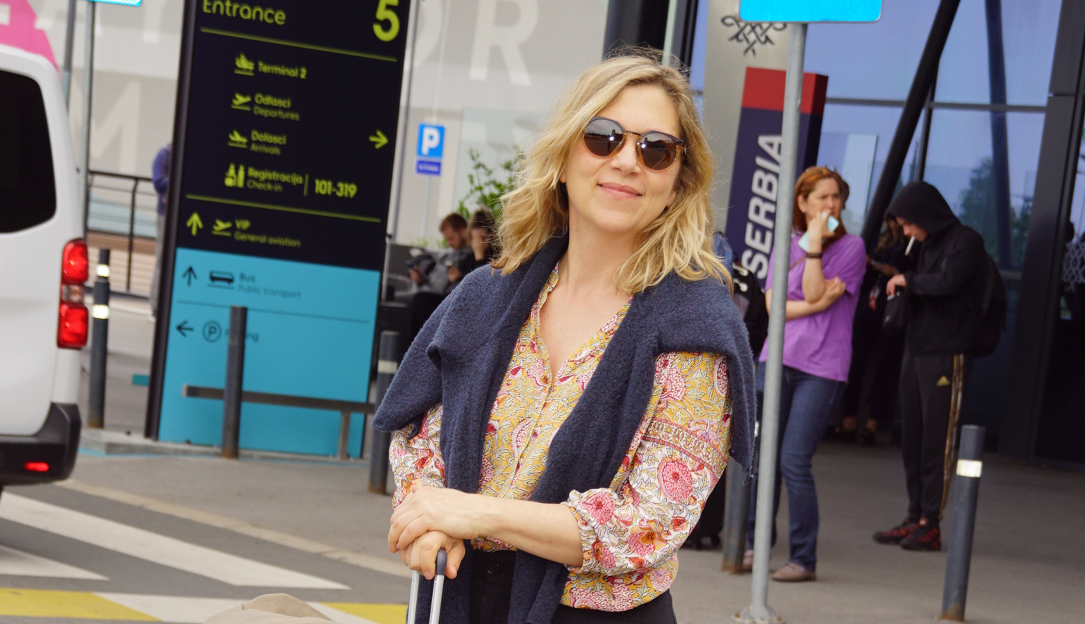 BRANKA KATIĆ DOLETELA U BEOGRAD – UHVAĆENA NA AERODROMU! Glumica nervozno čekala prevoz, pa sama stavila ogroman kofer u gepek! (FOTO)