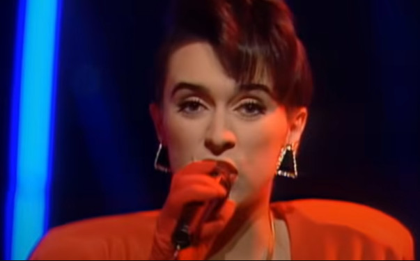ONA JE POBEDILA NA EVROVIZIJI, PA ZAVRŠILA U PODRUMU! Evo kako danas izgleda Emilija Kokić! (FOTO)
