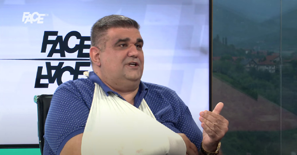 Saša Mirković se sa slomljenom rukom pojavio na televiziji: „Dok me je šutirao, vikao je: ‘Ne diraj više Cecu i Acu Pejovića!’”