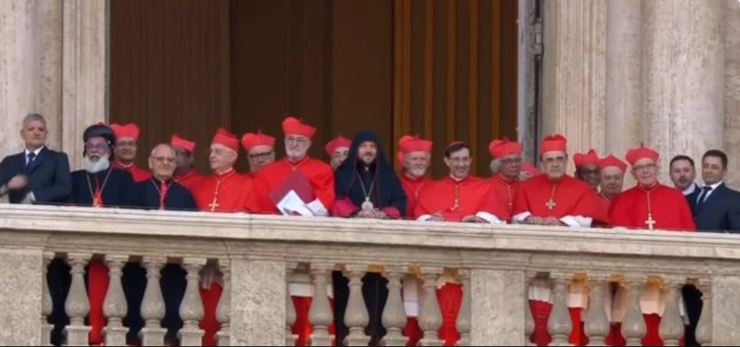 ROBERT FRANCIS PREVOST JE NOVI PAPA: Predstavio se svetu na balkonu Sikstinske kapele – evo kojim imenom će se predstavljati!