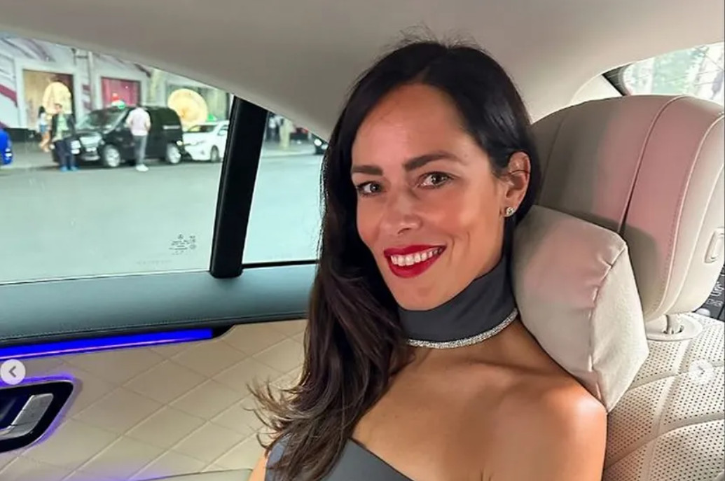 ANA IVANOVIĆ NOVIM FOTKAMA REKLA ŠVAJNIJU SVE! Pokazala gola ramena, a na ruci sat od 349.000 evra! (FOTO)