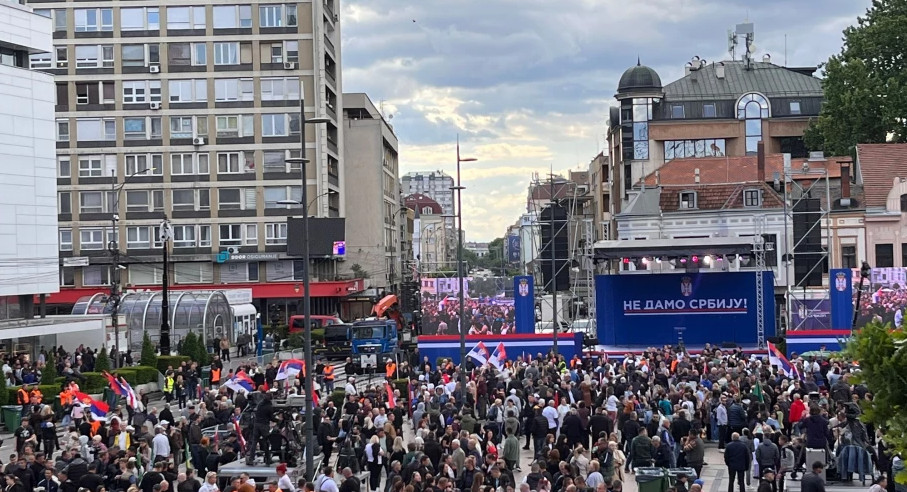 NEMA IGLA GDE DA PADNE! Centar Niša već krcat, sve veći broj pristiže na Svenarodni sabor (FOTO)