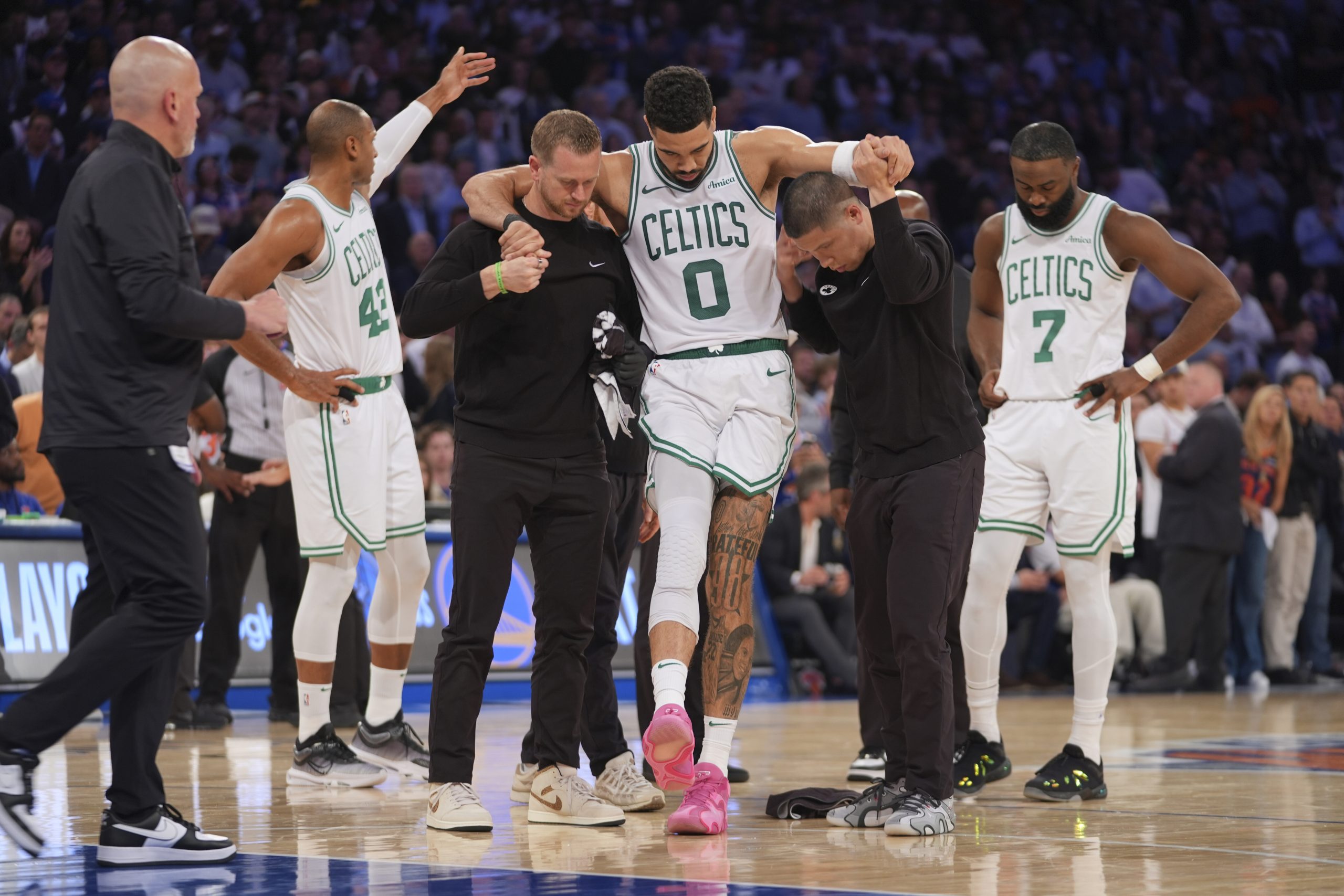 STRAŠNA SCENA! TEJTUM NAPUSTIO HALU U INVALIDSKIM KOLICIMA! Sumnja se na najgore, dok je Boston na ivici ambisa (VIDEO)