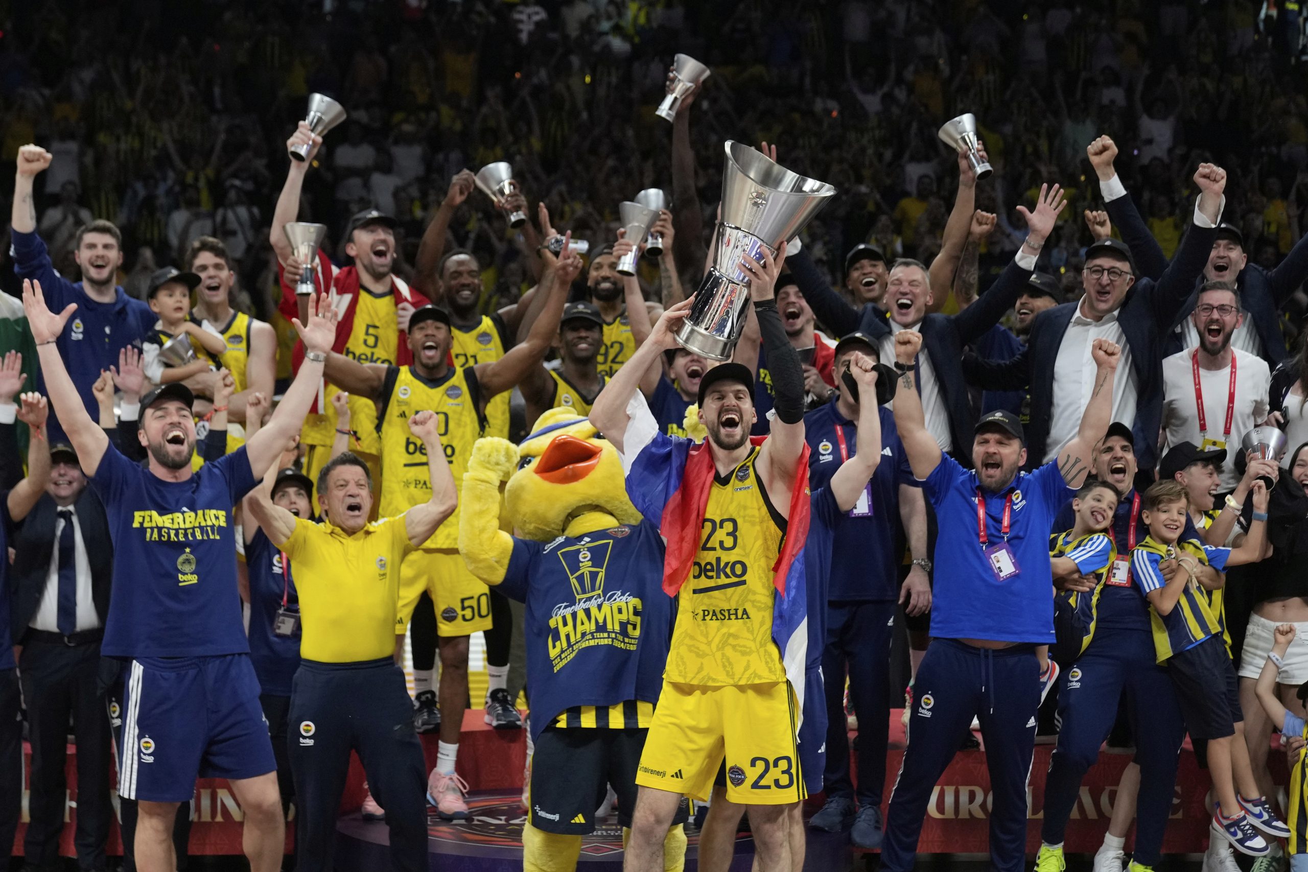 FENER UZEO EVROLIGU, A NAGRADOM NE MOŽE DA ISPLATI HEJS-DEJVISA: Smešan novac za šampiona (i ostale)