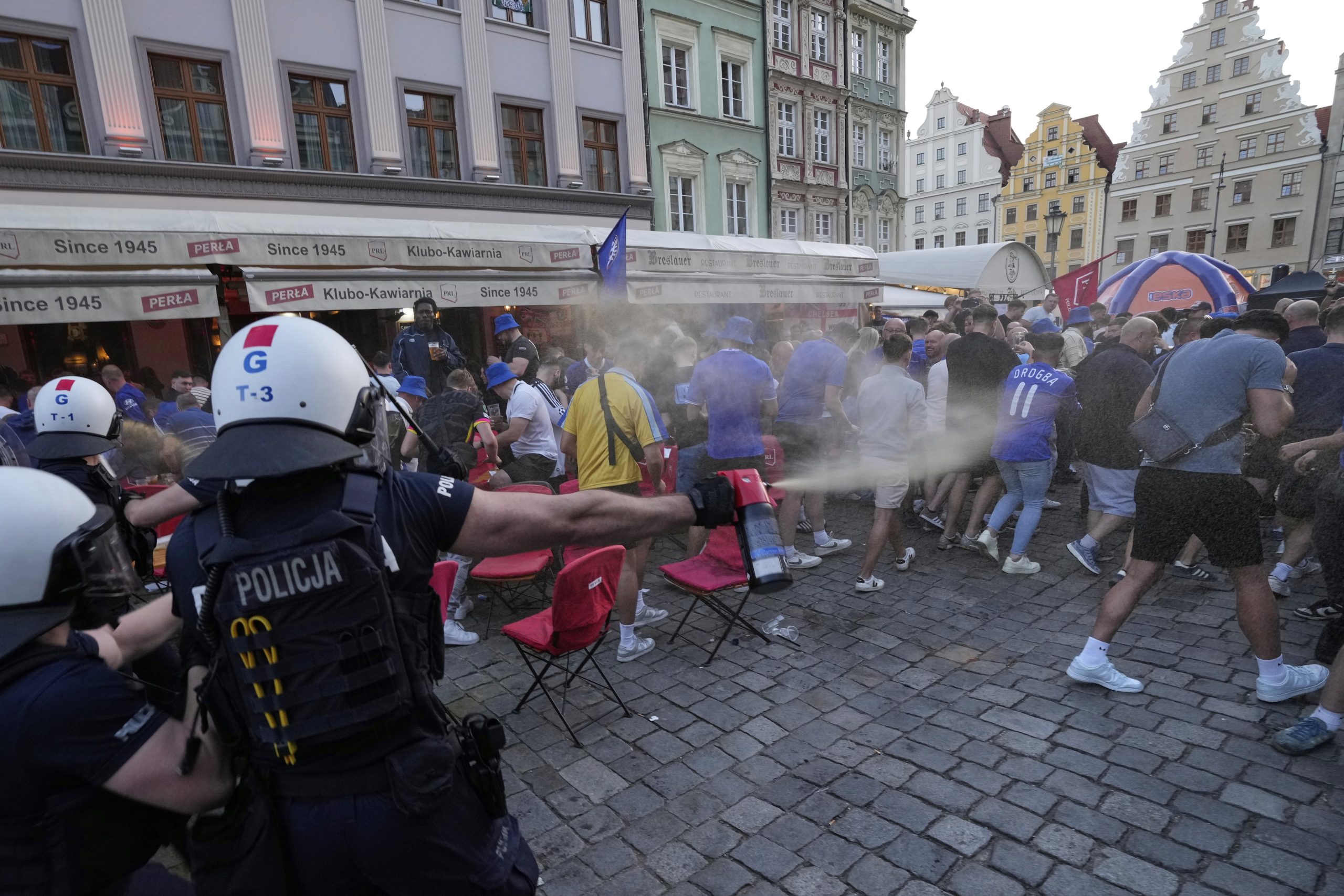 HAOS PRED FINALE LK! Opšta TUČA navijača u Vroclavu! Poljska policija koristila vodene topove! (VIDEO)