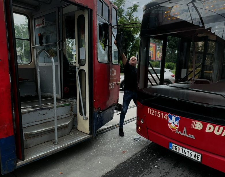 SUDAR AUTOBUSA I TRAMVAJA KOD MOSTARSKE PETLJE: Stvaraju se VELIKE GUŽVE – nema povređenih!