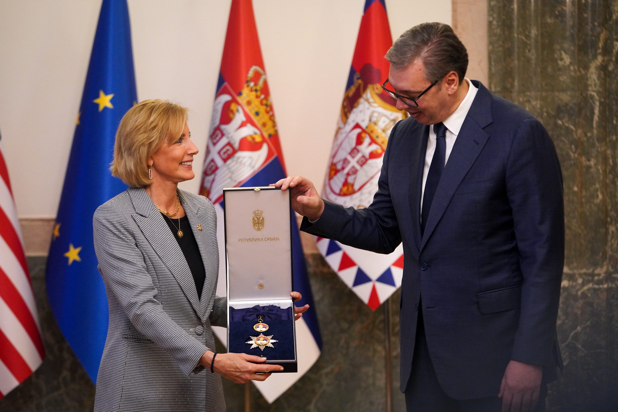 VUČIĆ ODLIKUJE KLAUDIJU TENI! Uručuo joj Orden srpske zastave prvog stepena