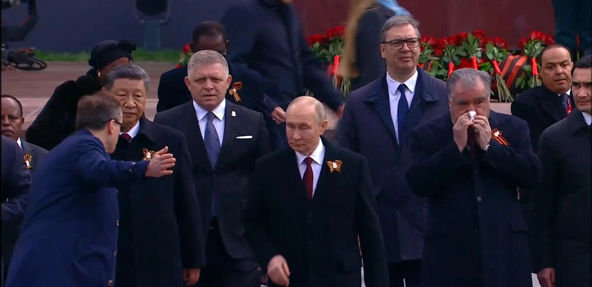VUČIĆ TIK UZ PUTINA NA PARADI POBEDE! Ovo je slobodarski svet