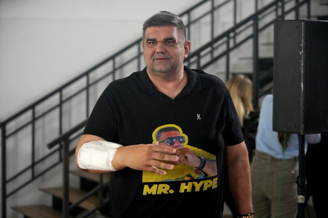 “NEZVANIČNI IZVORI KAŽU DA SU I POPOVIĆU POPUCALI PRSTI NA NOGAMA KADA ME JE ŠUTIRAO” Mirković otkrio nove detalje o STRAVIČNOM DOGAĐAJU ZA KOJI JE KRIV VELIBOR POPOVIĆ!