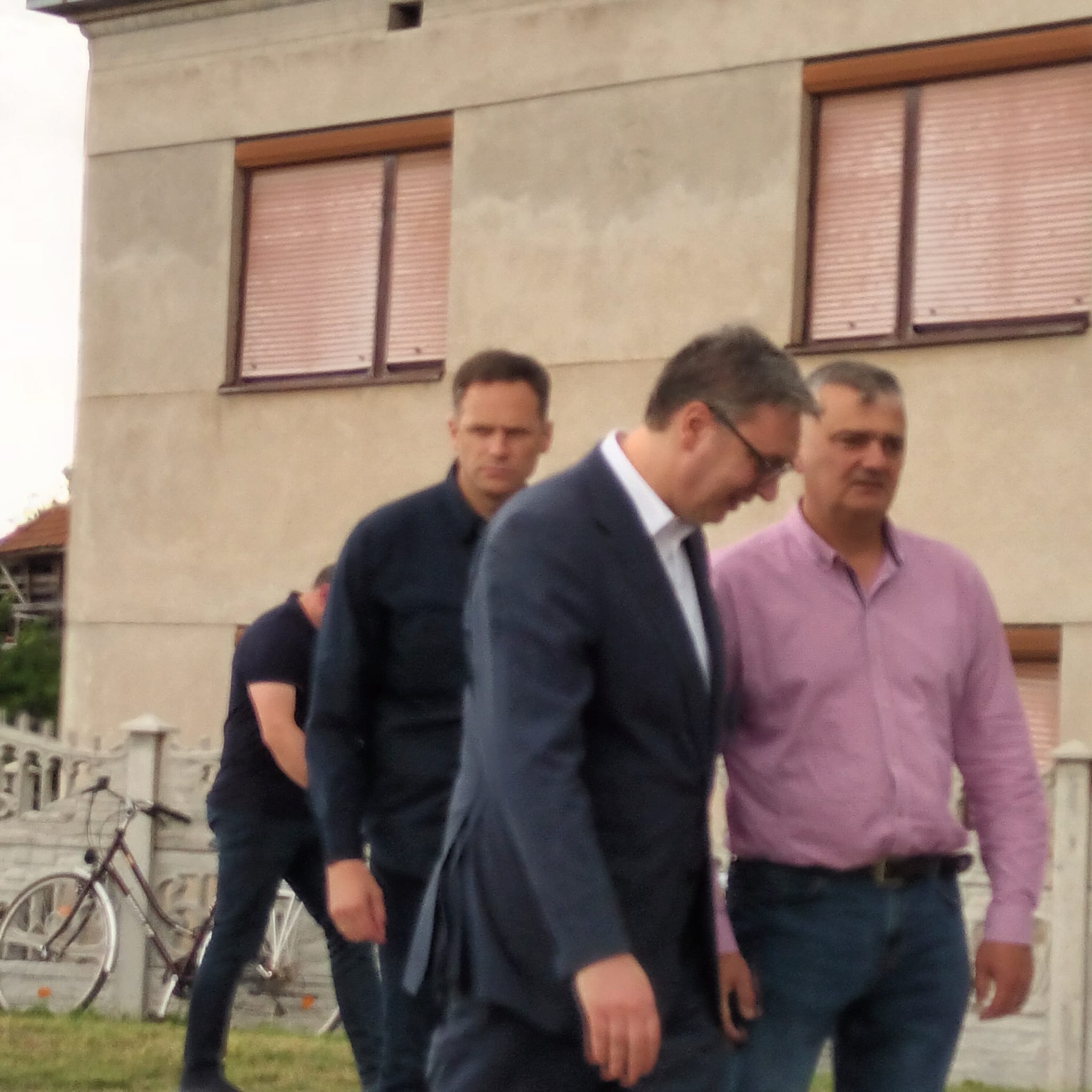 UVEK SA SVOJIM NARODOM Predsednik Vučić obilazi Grljan nadomak Zaječara, dobio brojne poklone (FOTO)